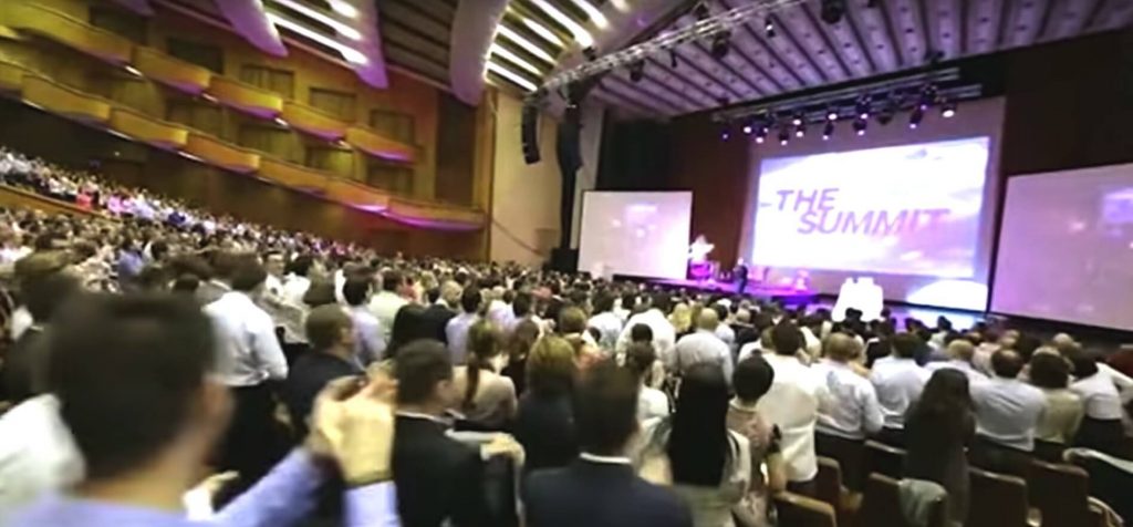 Migliaia di persone applaudono Robin Sharma in uno degli esclusivi seminari in cui partecipa in tutto il mondo. 