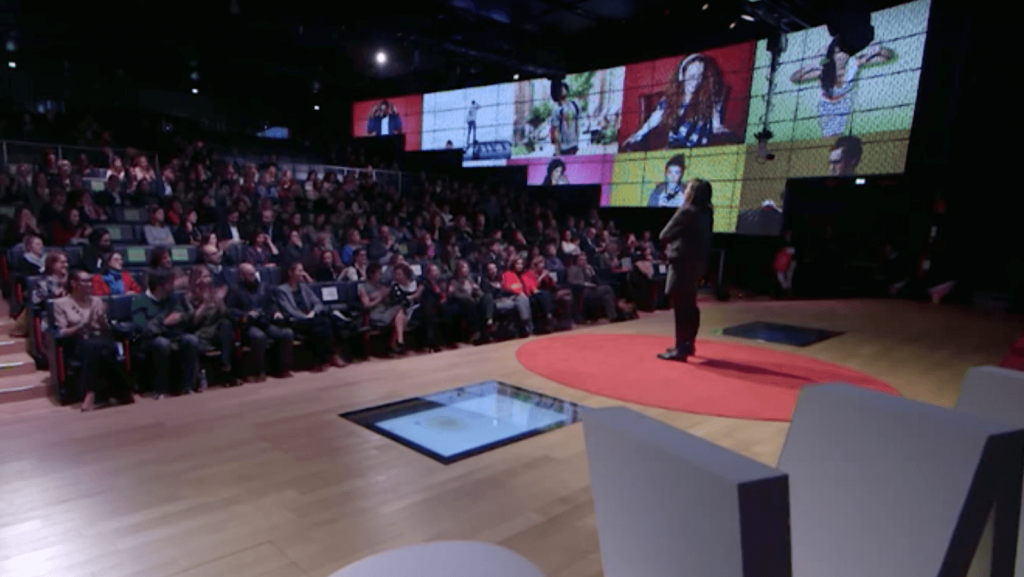 Marina Salamon illustra alla platea del TedxMIlano Women i principi della Leadership moderna. 